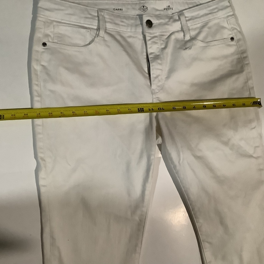 St. John's Bay Women's White Capri Pants - Slim Fit - Picture 4 of 7